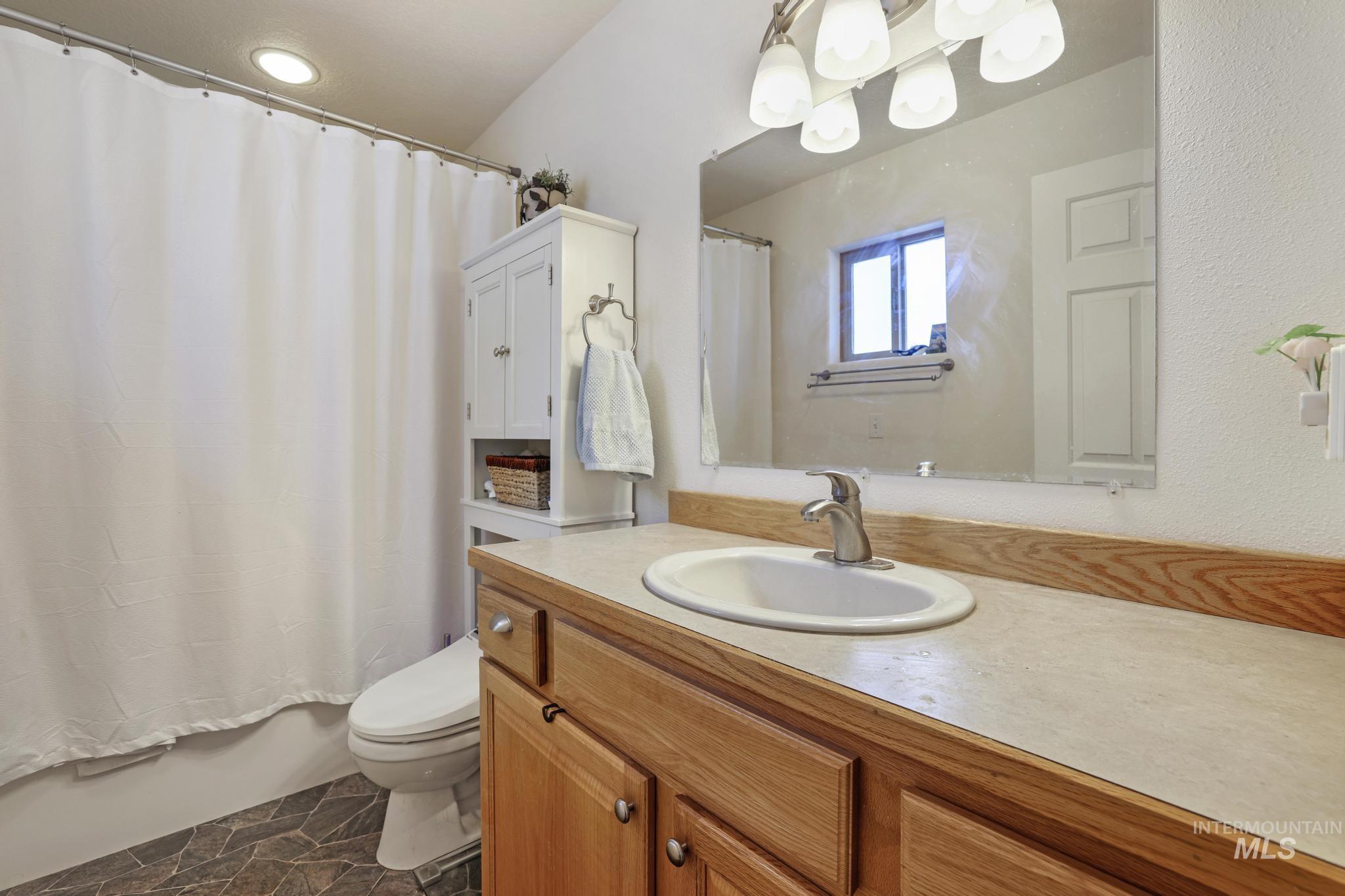 916 17th Ave E, Jerome, Idaho 83338, 3 Bedrooms, 3 Bathrooms, Residential For Sale, Price $410,000,MLS 98965308