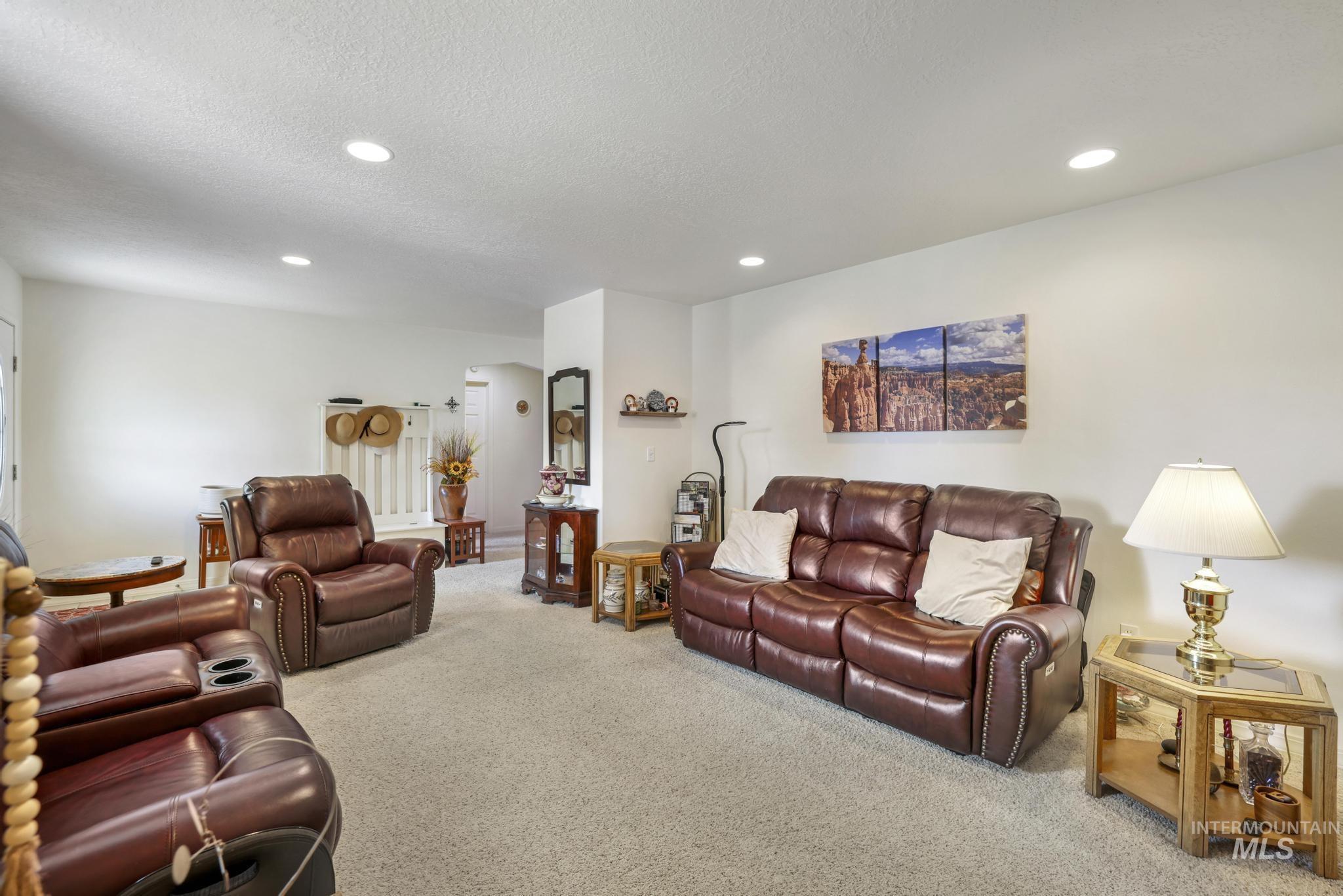 916 17th Ave E, Jerome, Idaho 83338, 3 Bedrooms, 3 Bathrooms, Residential For Sale, Price $410,000,MLS 98965308