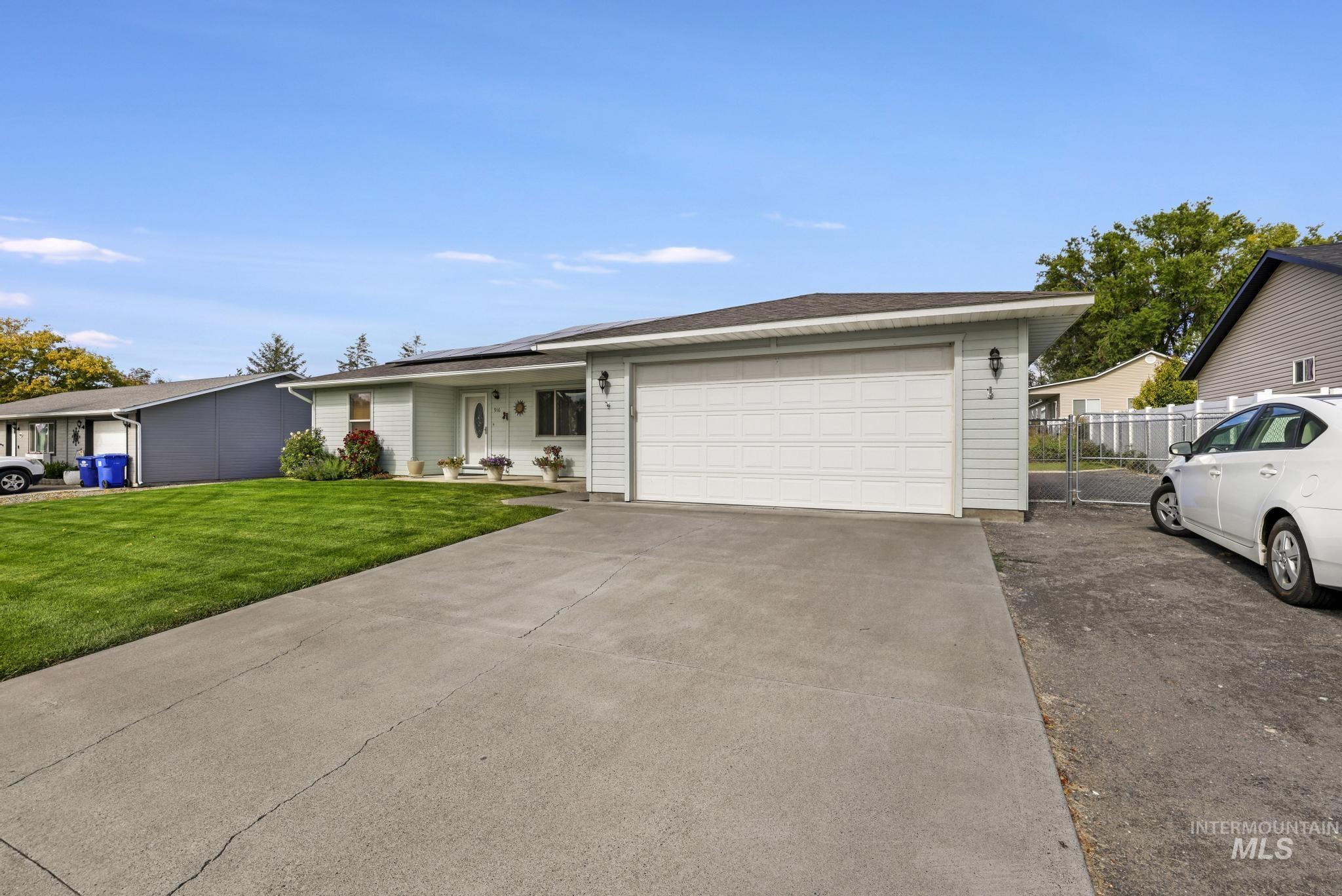 916 17th Ave E, Jerome, Idaho 83338, 3 Bedrooms, 3 Bathrooms, Residential For Sale, Price $410,000,MLS 98965308