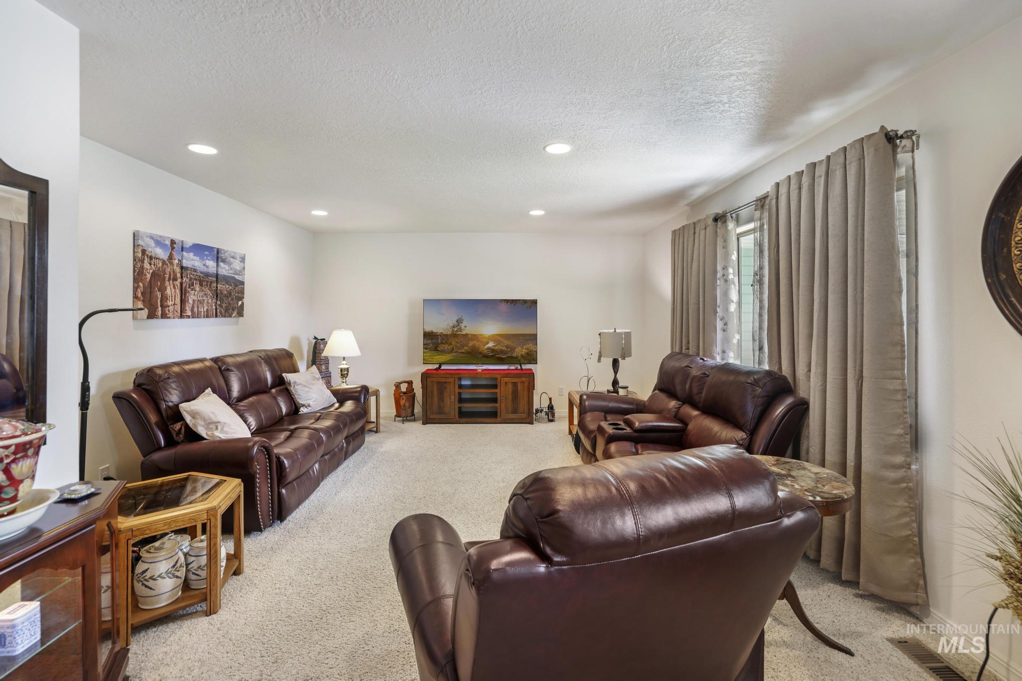 916 17th Ave E, Jerome, Idaho 83338, 3 Bedrooms, 3 Bathrooms, Residential For Sale, Price $410,000,MLS 98965308