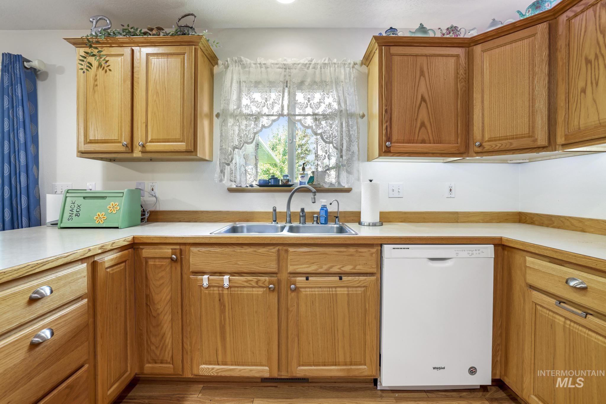 916 17th Ave E, Jerome, Idaho 83338, 3 Bedrooms, 3 Bathrooms, Residential For Sale, Price $410,000,MLS 98965308