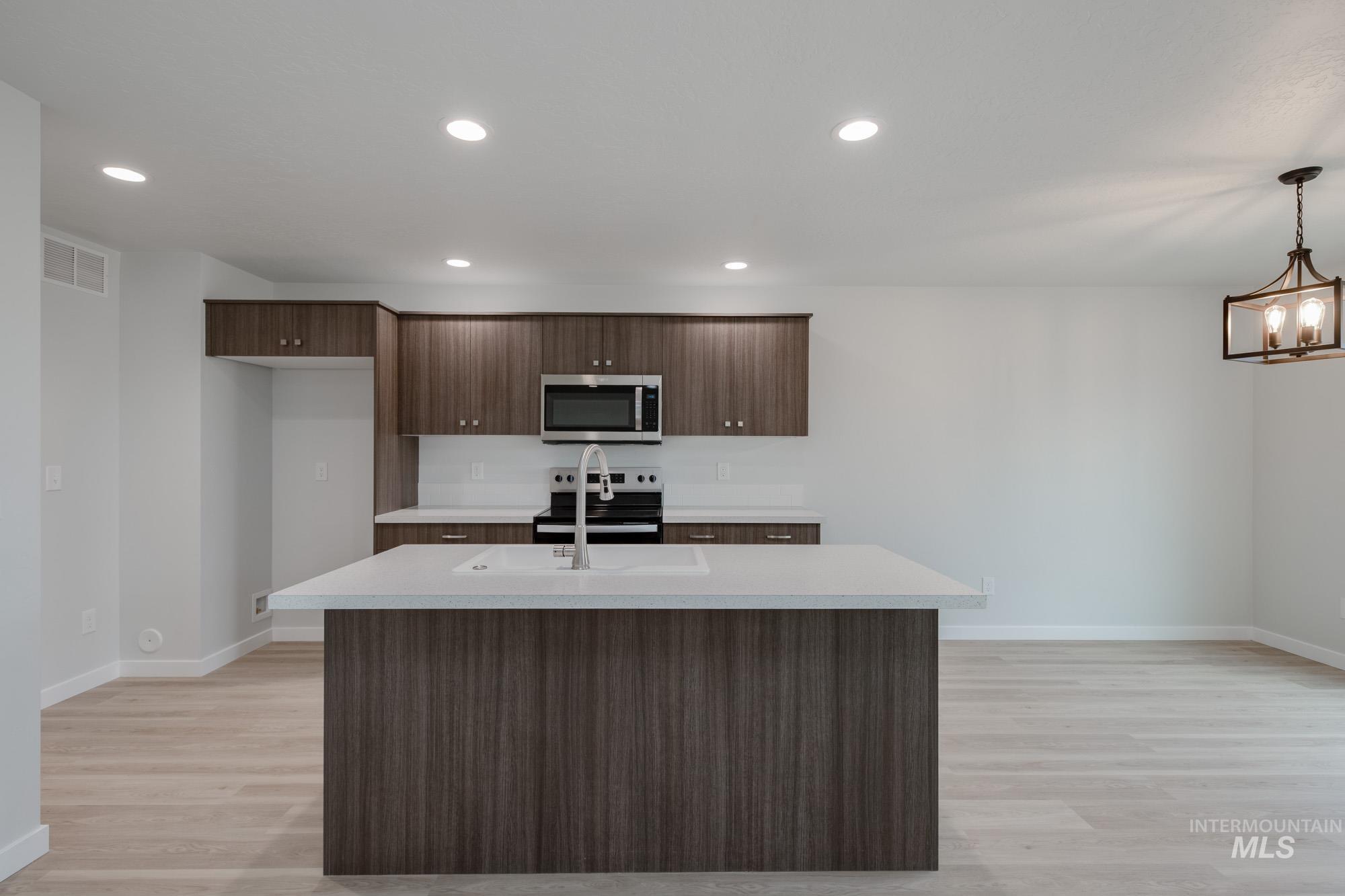 39 S Sweetgrass Ave, Nampa, Idaho 83651, 3 Bedrooms, 2.5 Bathrooms, Residential For Sale, Price $394,990,MLS 98965367