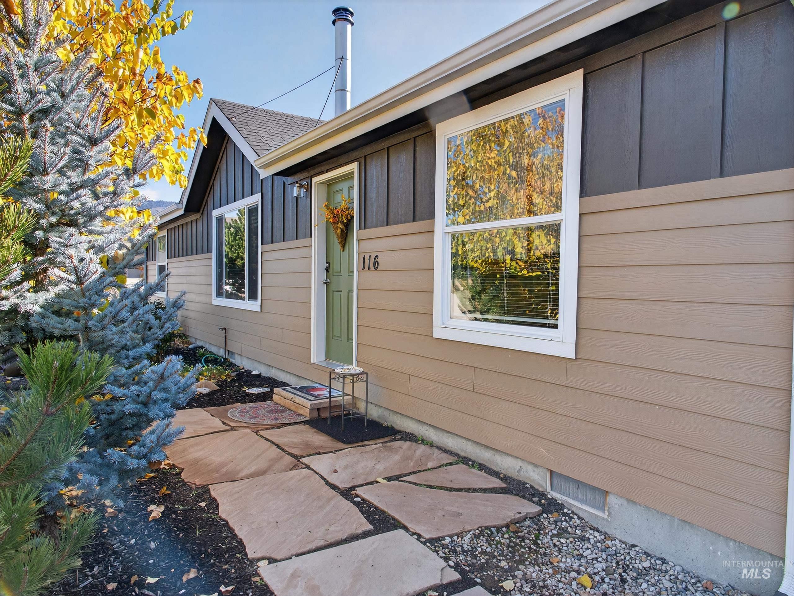 116 S Riverside Dr, Horseshoe Bend, Idaho 83629, 3 Bedrooms, 2 Bathrooms, Residential For Sale, Price $364,000,MLS 98965432