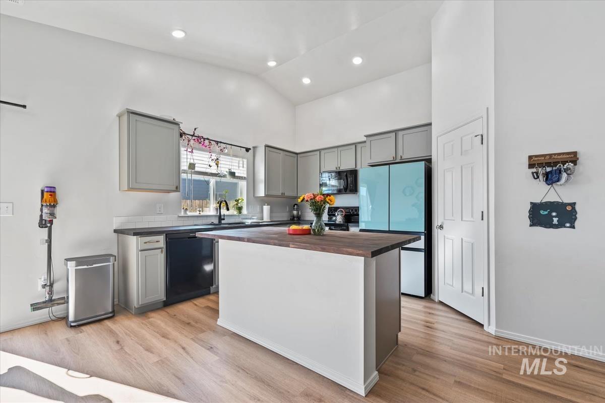 1025 SW Sparrow Pl, Mountain Home, Idaho 83647, 4 Bedrooms, 2 Bathrooms, Residential For Sale, Price $394,500,MLS 98965485