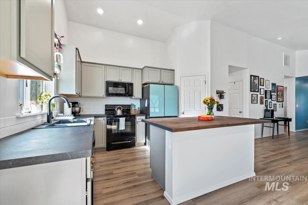 1025 SW Sparrow Pl, Mountain Home, Idaho 83647, 4 Bedrooms, 2 Bathrooms, Residential For Sale, Price $394,500,MLS 98965485