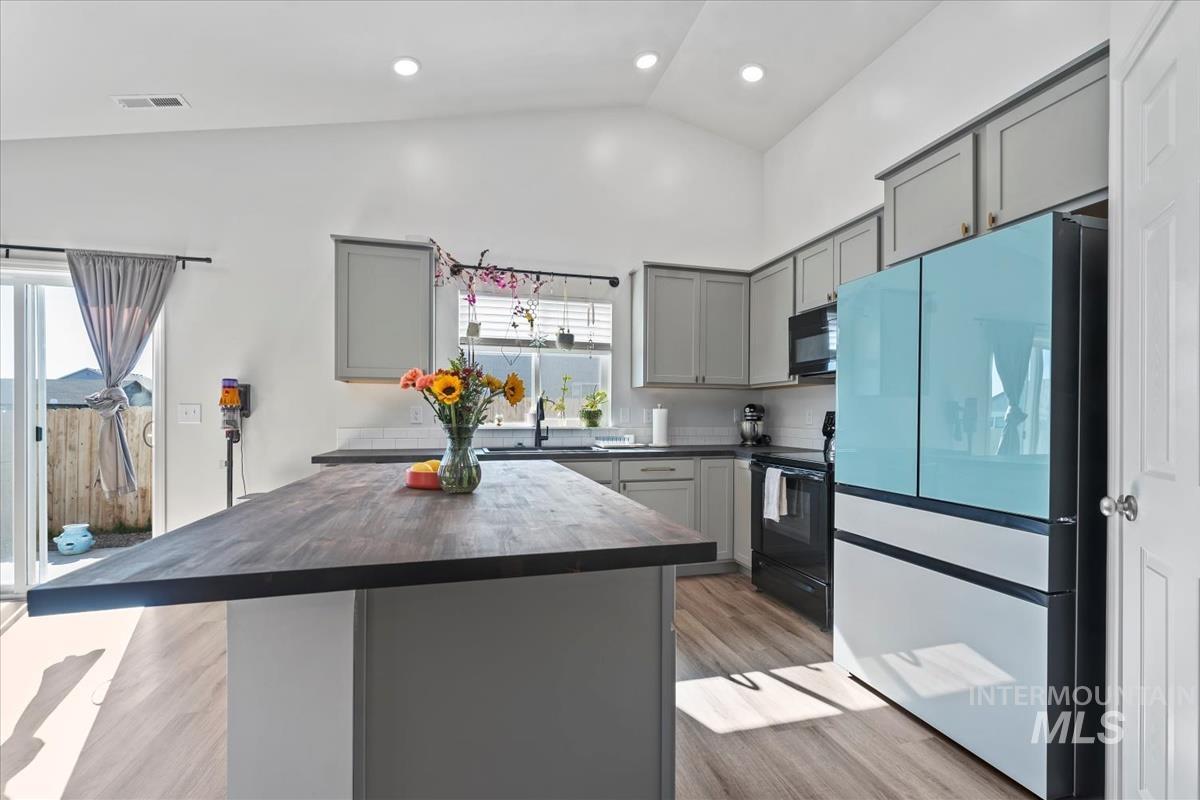 1025 SW Sparrow Pl, Mountain Home, Idaho 83647, 4 Bedrooms, 2 Bathrooms, Residential For Sale, Price $394,500,MLS 98965485