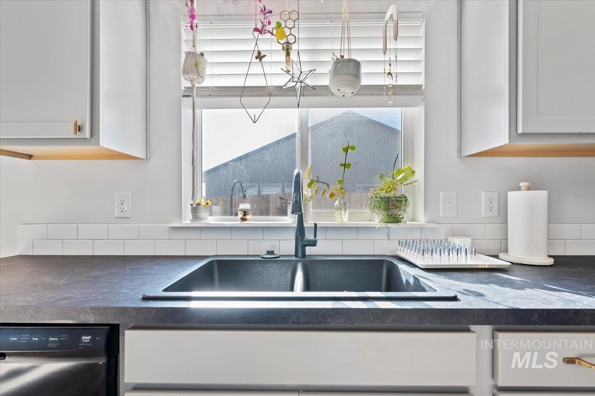 1025 SW Sparrow Pl, Mountain Home, Idaho 83647, 4 Bedrooms, 2 Bathrooms, Residential For Sale, Price $394,500,MLS 98965485