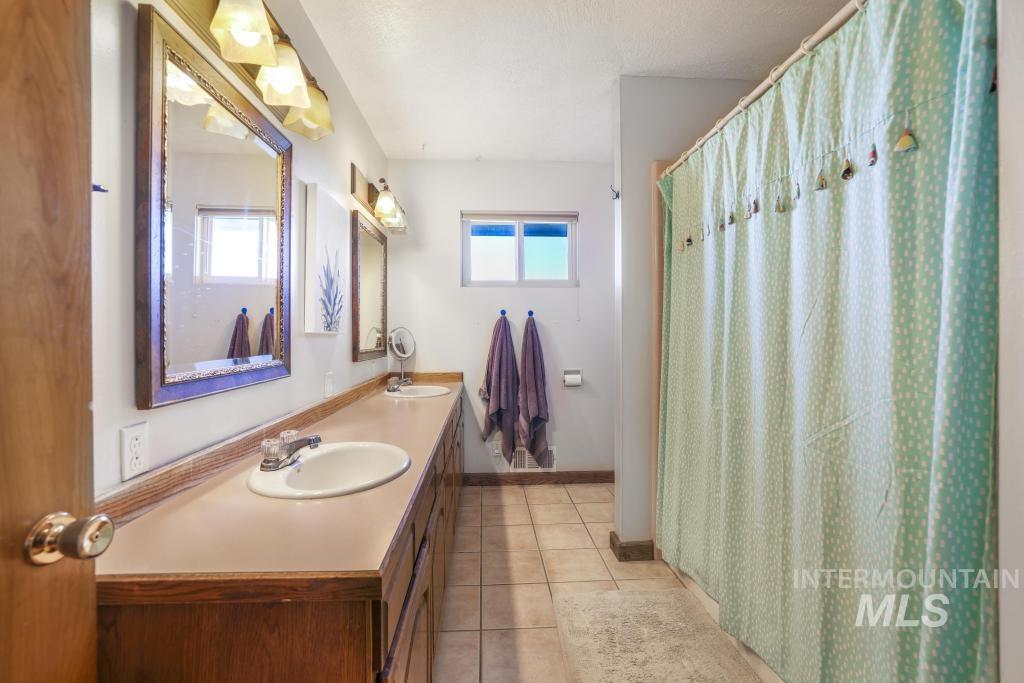 3648 N. 2800 E., Twin Falls, Idaho 83301, 4 Bedrooms, 3 Bathrooms, Residential For Sale, Price $485,000,MLS 98965518