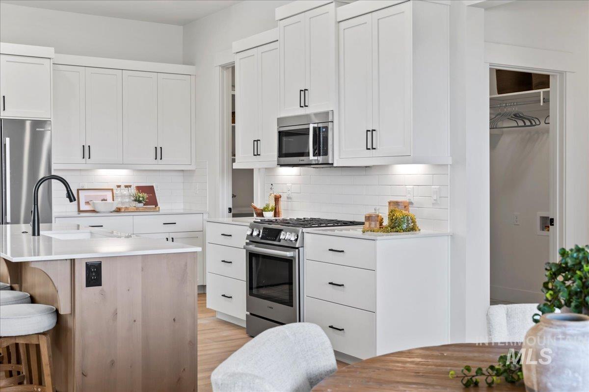 6370 N Barholm Ln, Eagle, Idaho 83616, 3 Bedrooms, 2 Bathrooms, Residential For Sale, Price $584,900,MLS 98965658