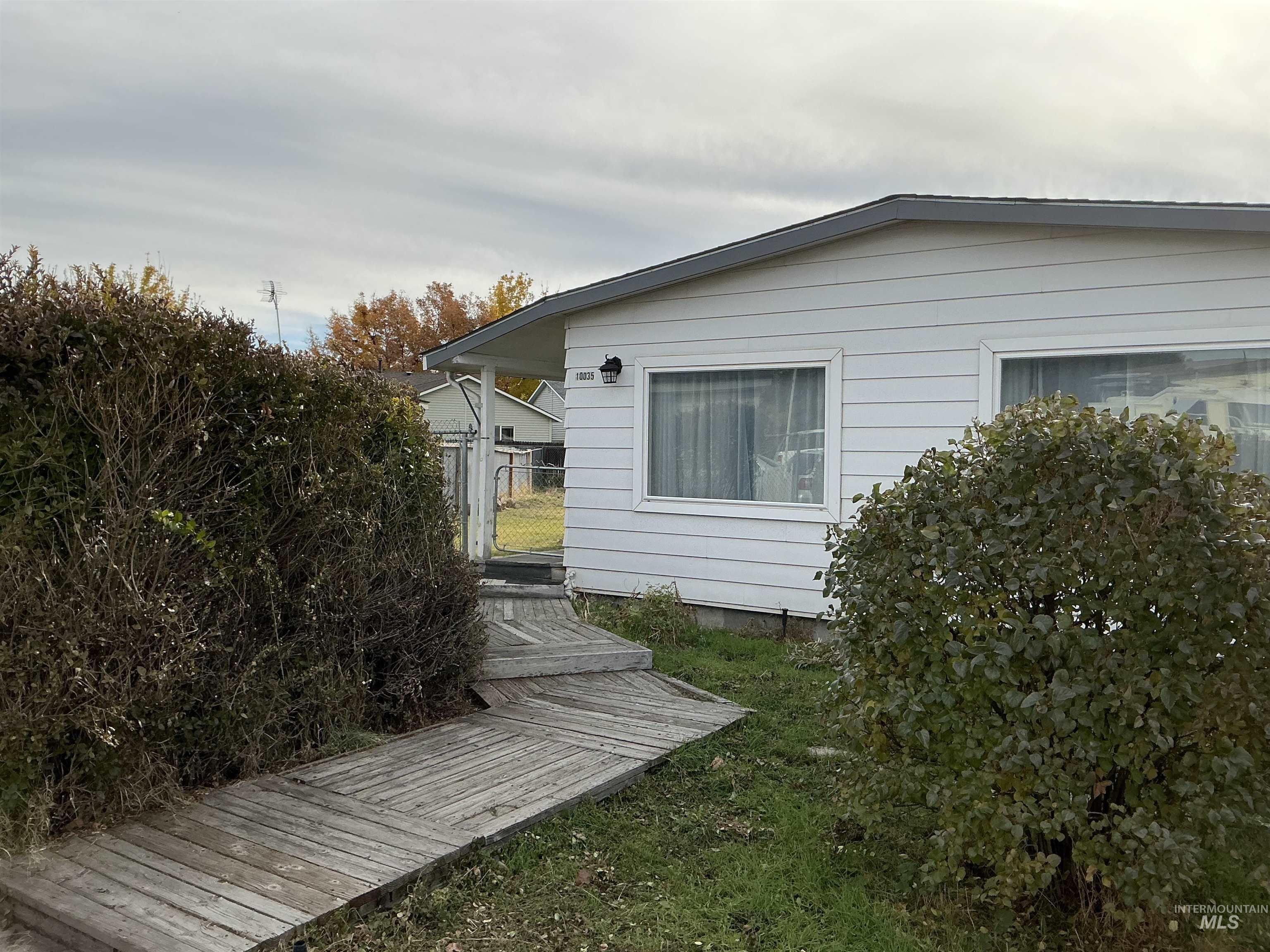 10035 W Mesquite Ln, Boise, Idaho 83704, 2 Bedrooms, 1.5 Bathrooms, Residential For Sale, Price $299,900,MLS 98965740