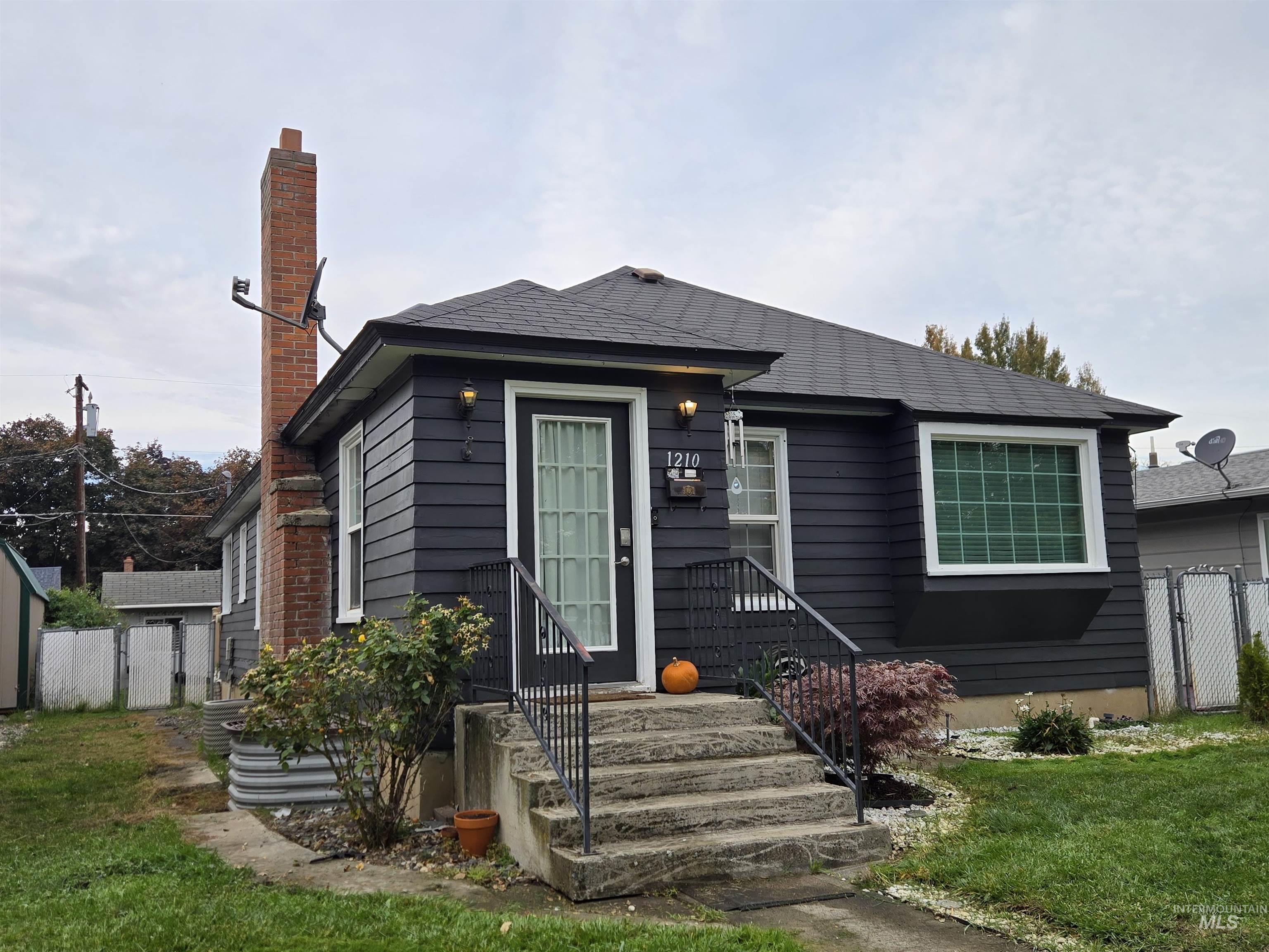 1210 10th St, Lewiston, Idaho 83501, 4 Bedrooms, 2 Bathrooms, Residential For Sale, Price $355,000,MLS 98965757