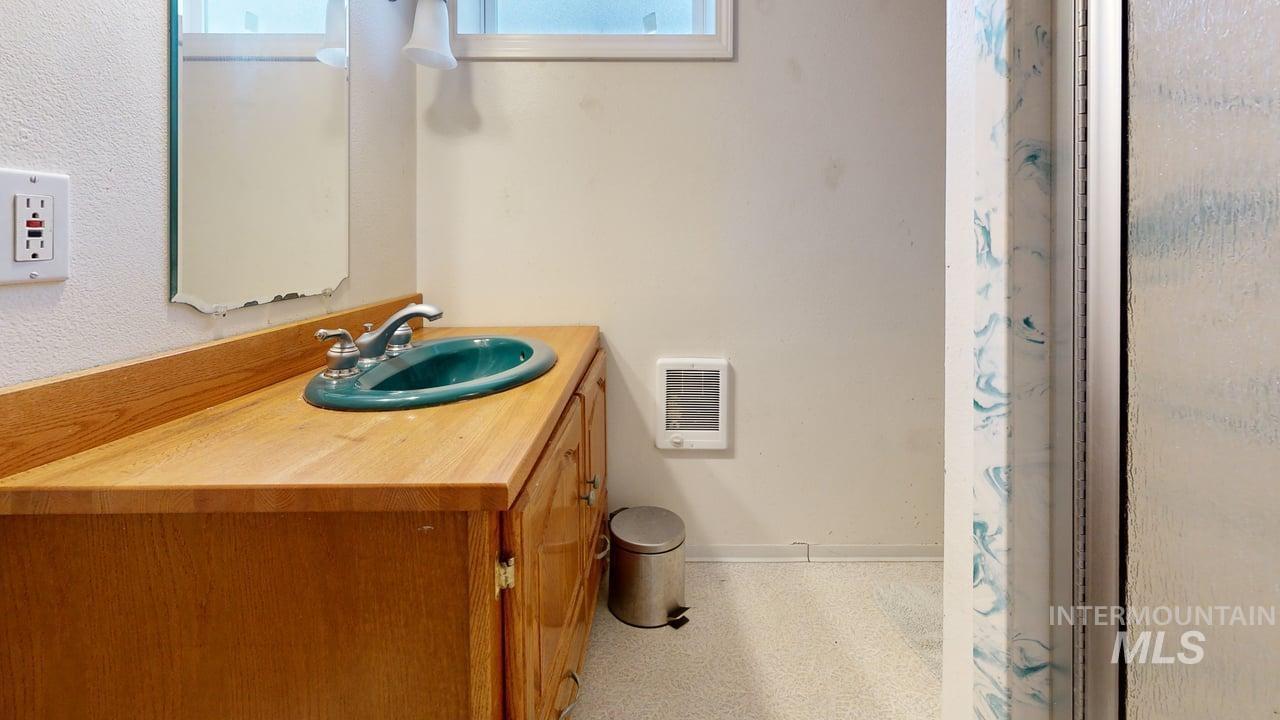 1210 10th St, Lewiston, Idaho 83501, 4 Bedrooms, 2 Bathrooms, Residential For Sale, Price $355,000,MLS 98965757