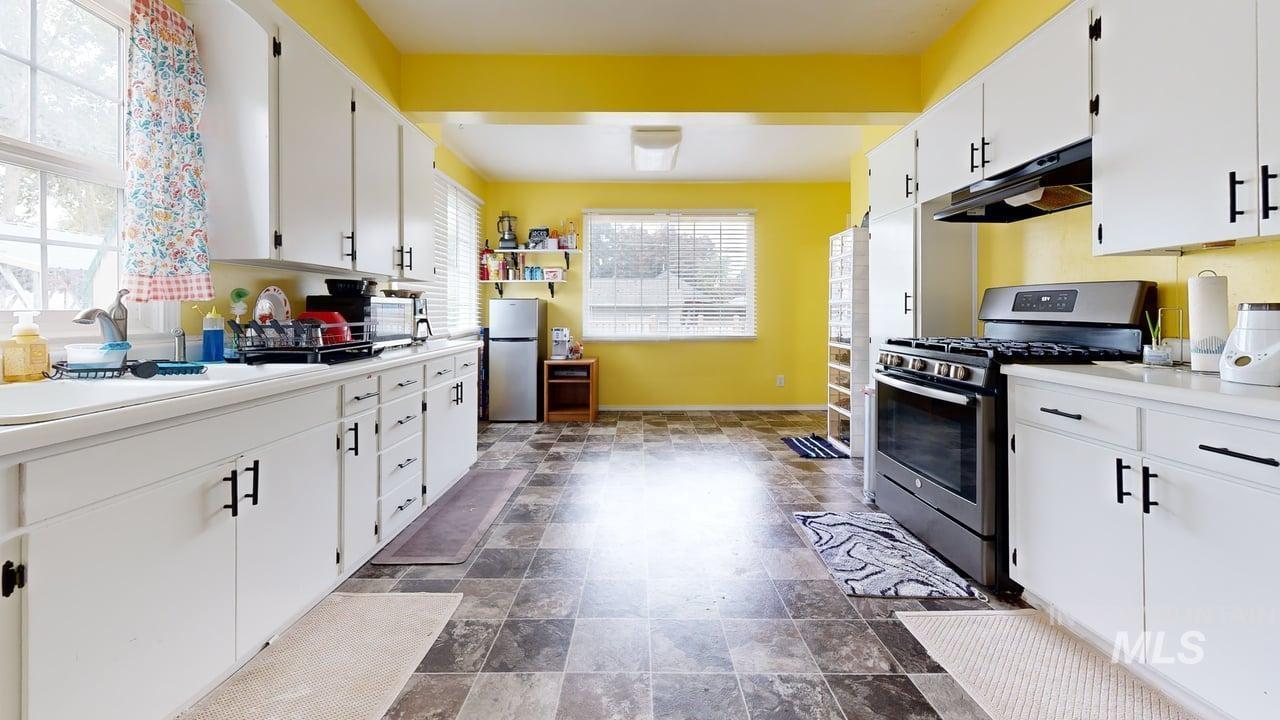 1210 10th St, Lewiston, Idaho 83501, 4 Bedrooms, 2 Bathrooms, Residential For Sale, Price $355,000,MLS 98965757