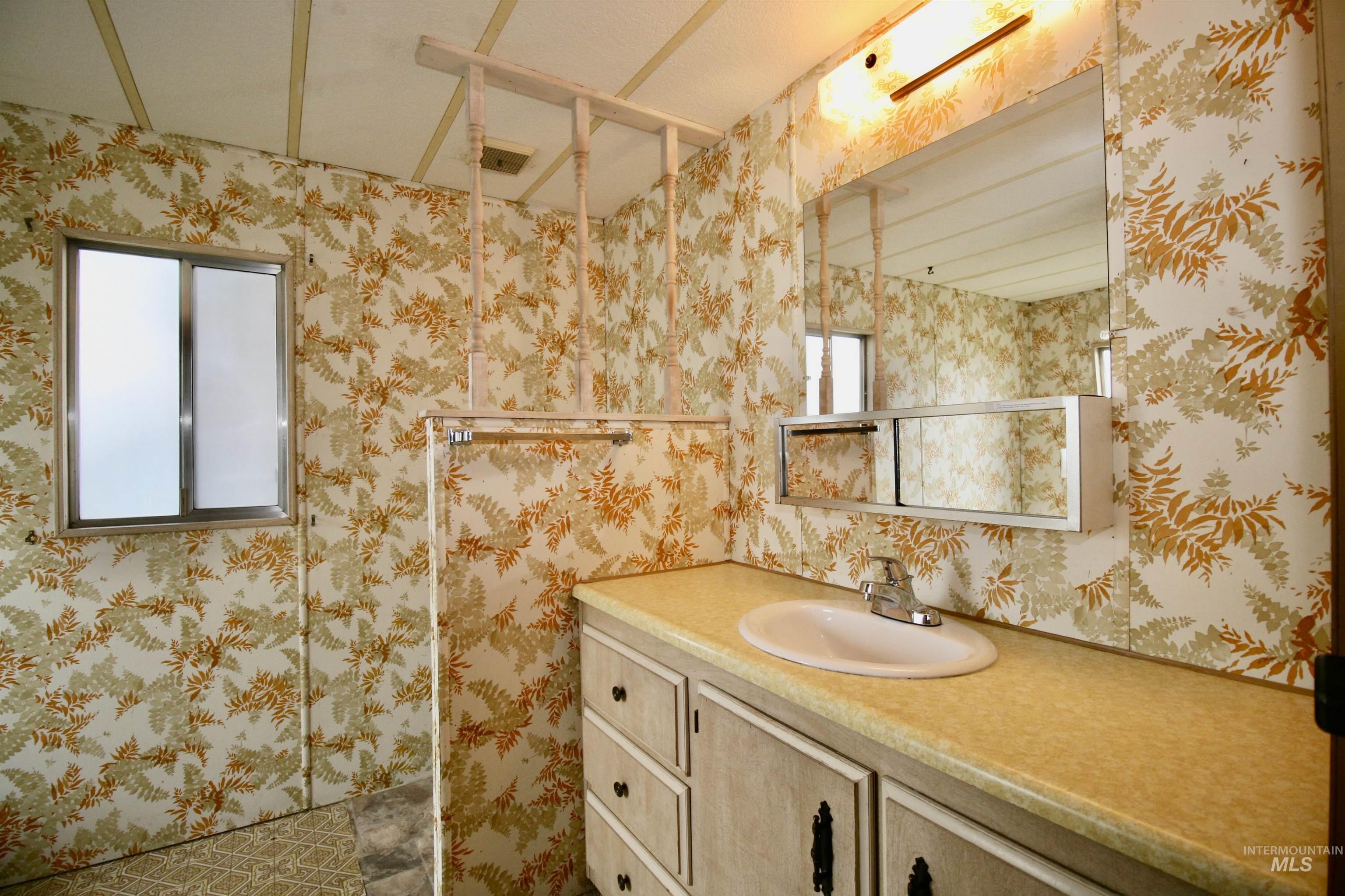 500 Somerville Street, Jordan Valley, Oregon 97910, 2 Bedrooms, 2 Bathrooms, Residential For Sale, Price $173,000, 98965791