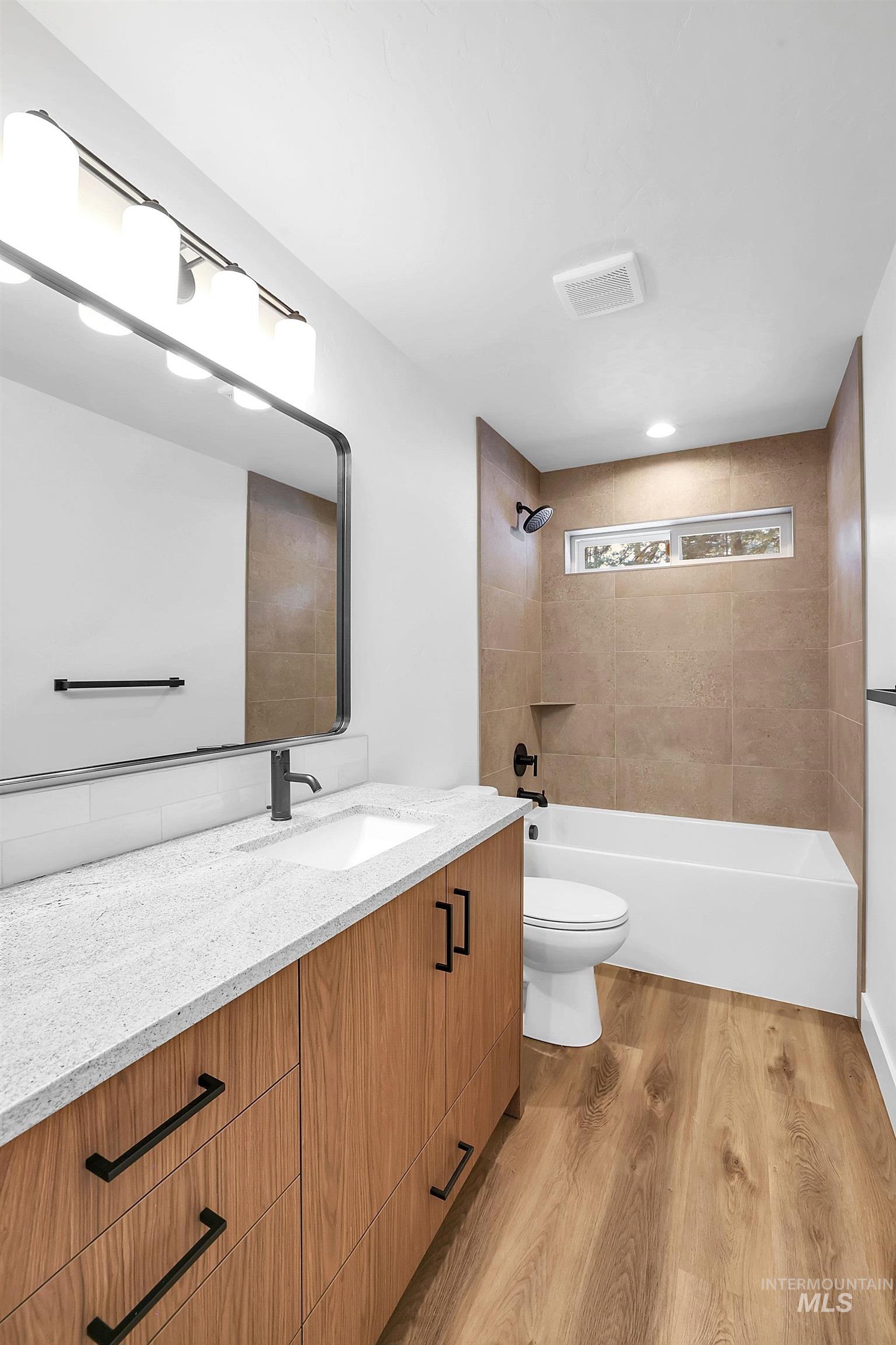 204 W Mill St, Cascade, Idaho 83611, 3 Bedrooms, 2 Bathrooms, Residential For Sale, Price $560,000,MLS 98965798