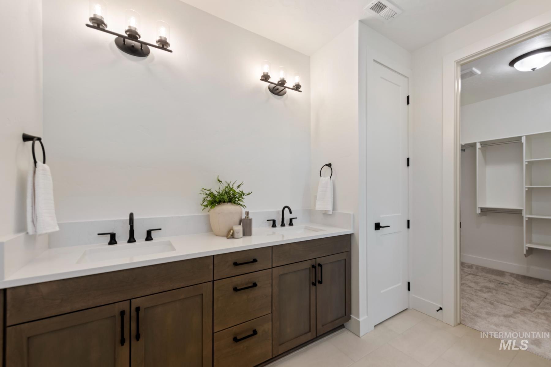 945 W Malbar St, Meridian, Idaho 83646, 5 Bedrooms, 3 Bathrooms, Residential For Sale, Price $735,900,MLS 98965809