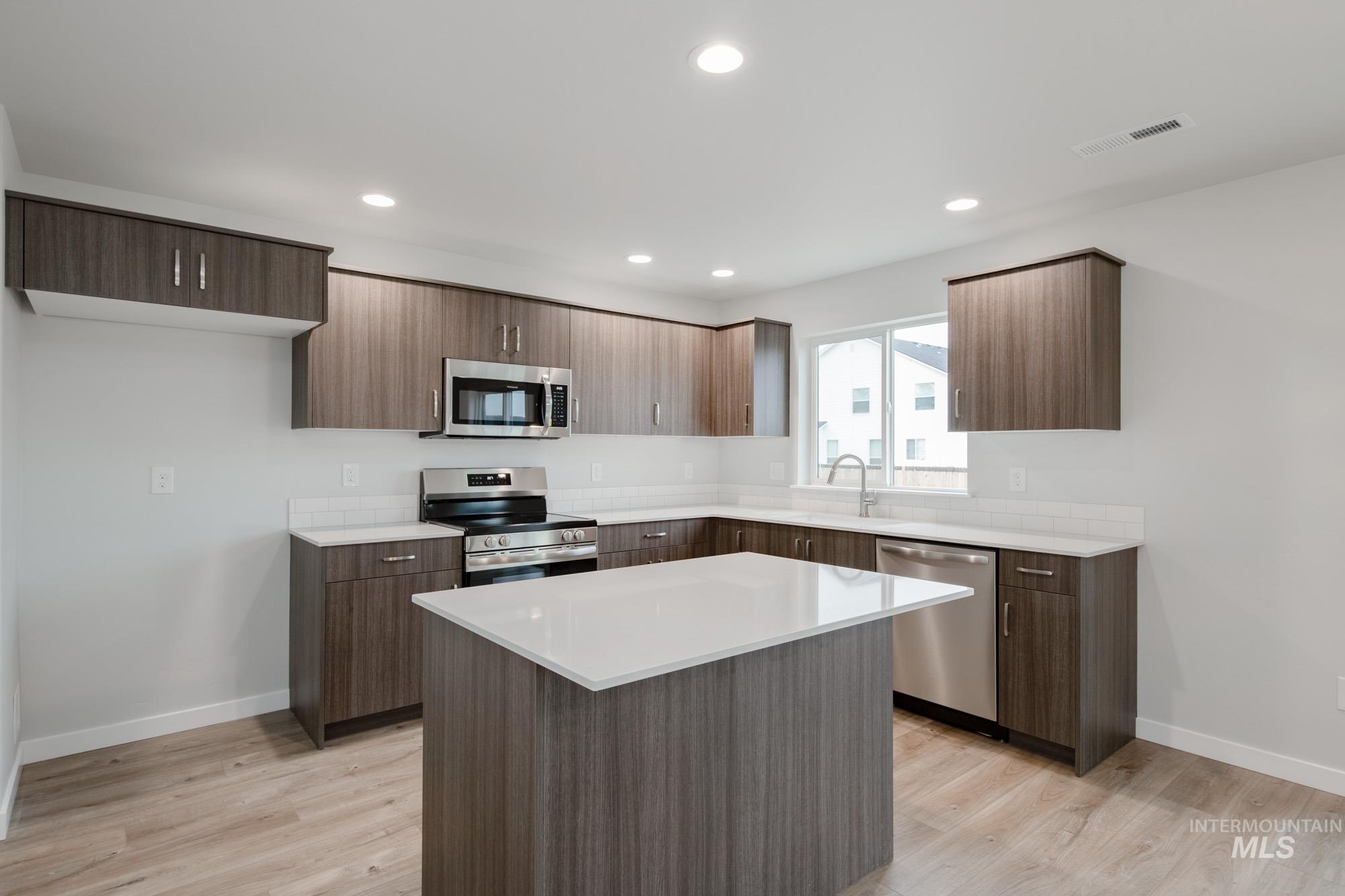 1092 Ellis River Ave, Middleton, Idaho 83644, 4 Bedrooms, 2.5 Bathrooms, Residential For Sale, Price $483,990,MLS 98965847