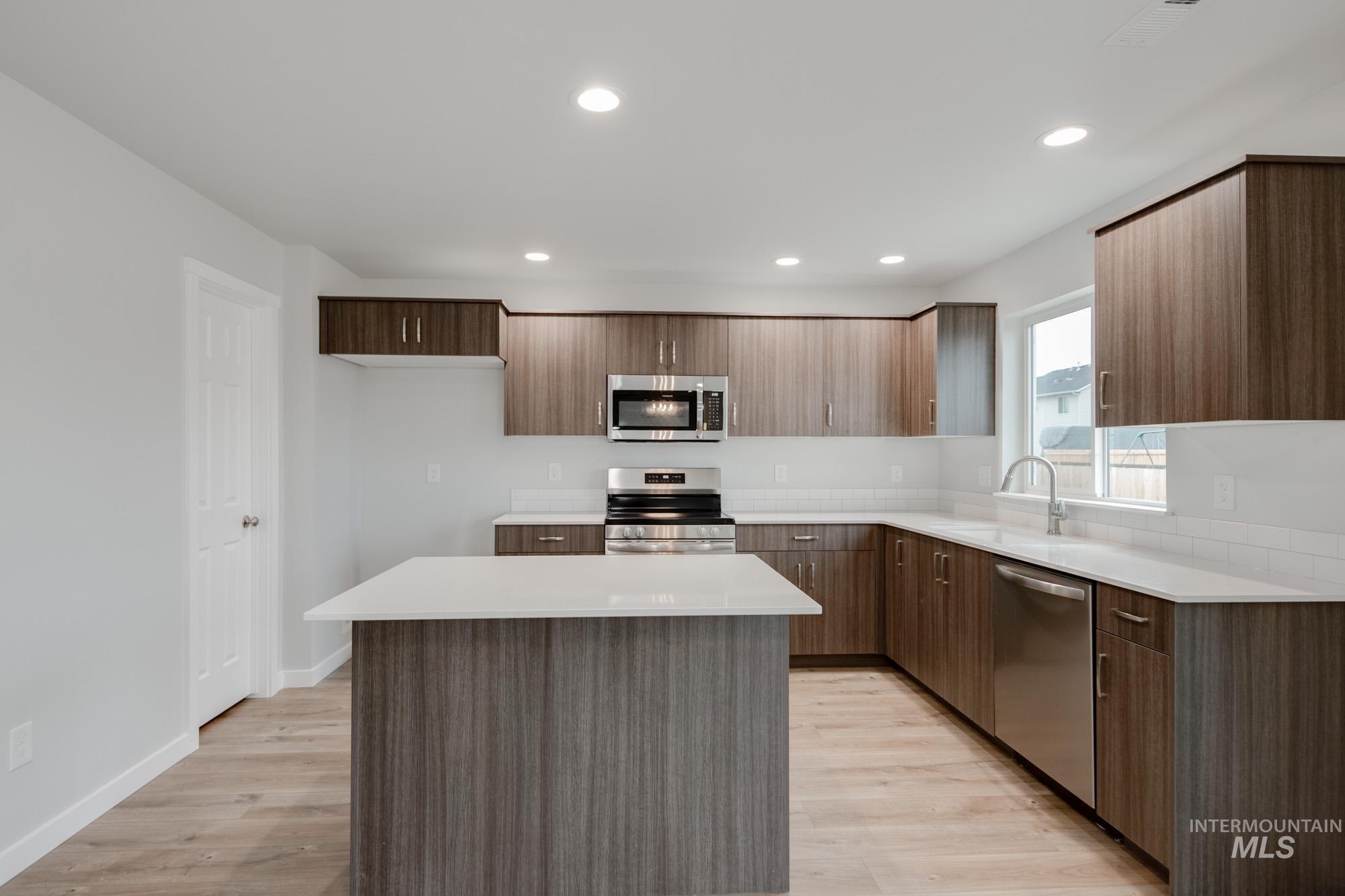 1092 Ellis River Ave, Middleton, Idaho 83644, 4 Bedrooms, 2.5 Bathrooms, Residential For Sale, Price $483,990,MLS 98965847