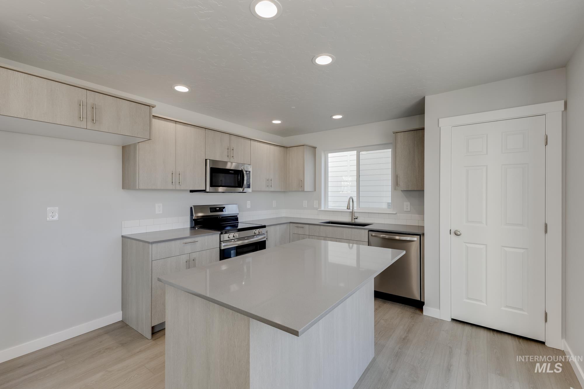 2917 E Boulder Basin Dr, Kuna, Idaho 83634, 4 Bedrooms, 2.5 Bathrooms, Residential For Sale, Price $464,990,MLS 98965859