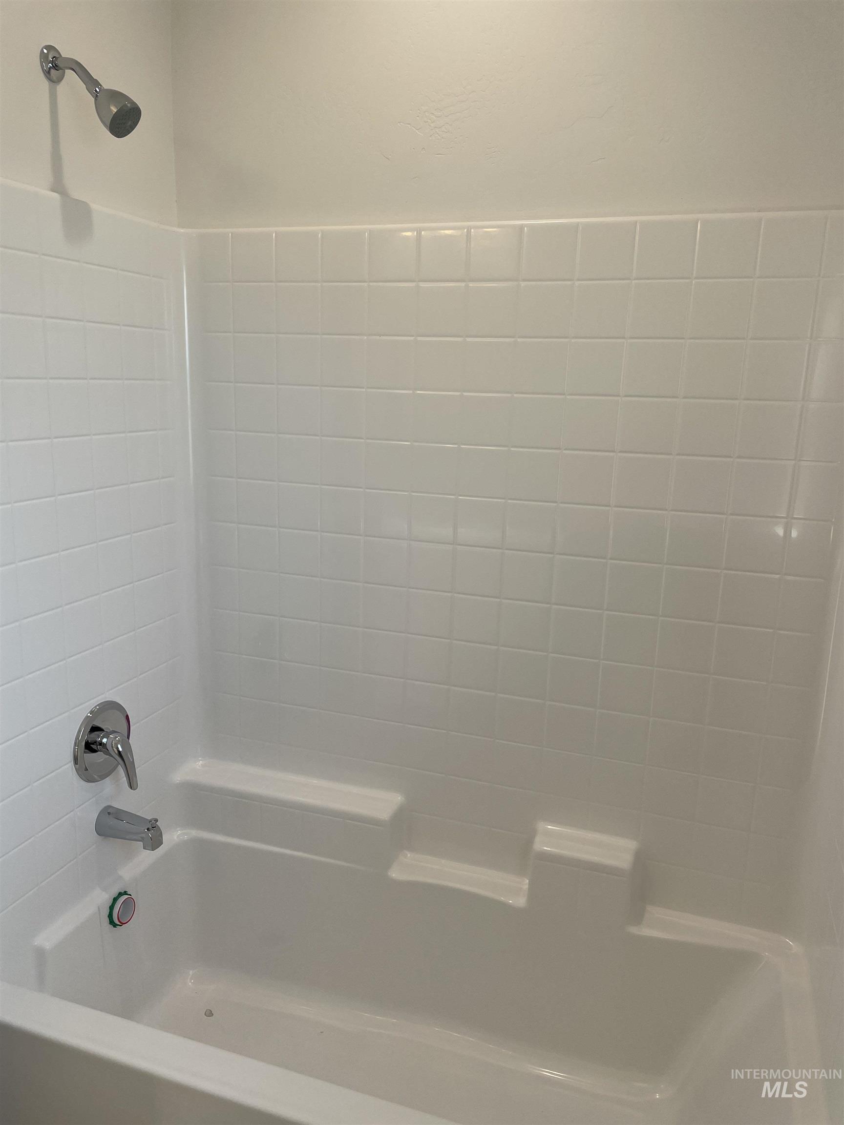 2015 Lowline Ave, Twin Falls, Idaho 83301, 3 Bedrooms, 2 Bathrooms, Residential For Sale, Price $379,900,MLS 98965879