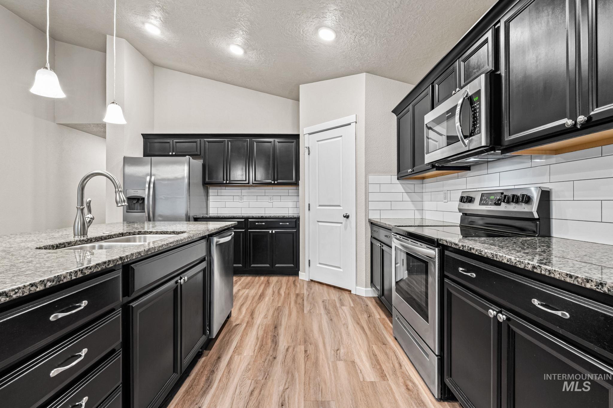 675 E Whitbeck St., Kuna, Idaho 83634, 3 Bedrooms, 2 Bathrooms, Residential For Sale, Price $429,990,MLS 98965947