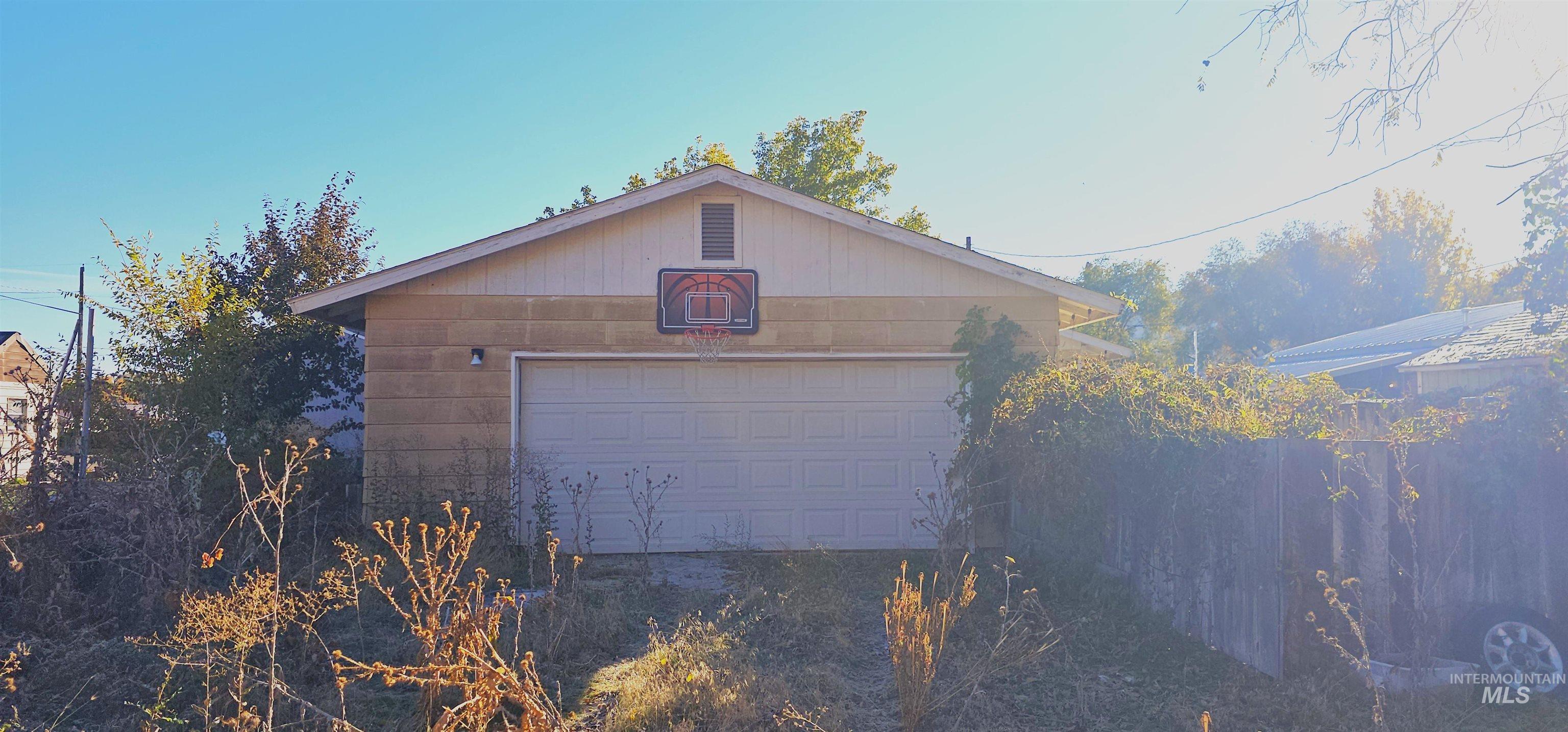 555 15th St., Vale, Oregon 97918-0000, 2 Bedrooms, 2 Bathrooms, Residential For Sale, Price $229,900,MLS 98965958