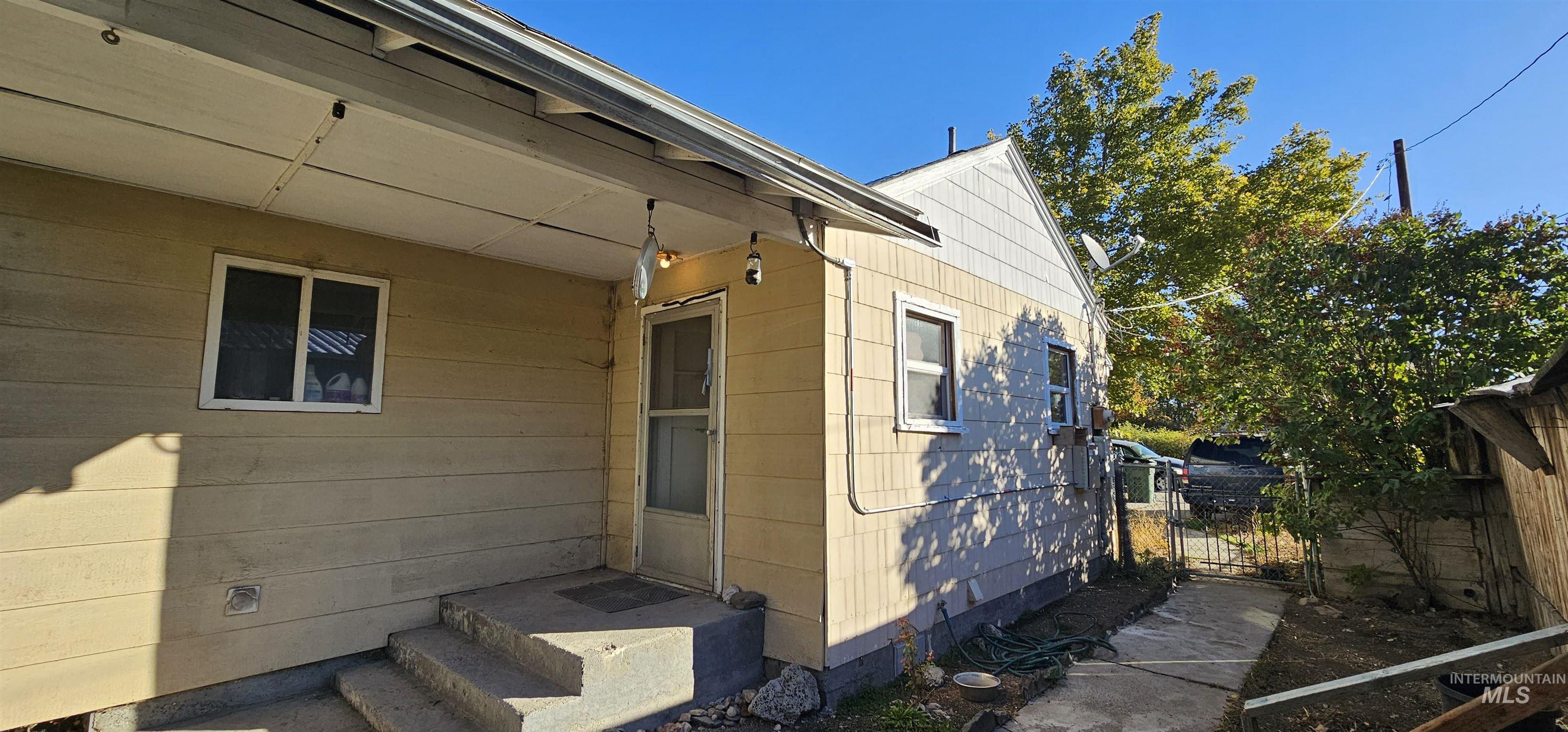 555 15th St., Vale, Oregon 97918-0000, 2 Bedrooms, 2 Bathrooms, Residential For Sale, Price $229,900,MLS 98965958