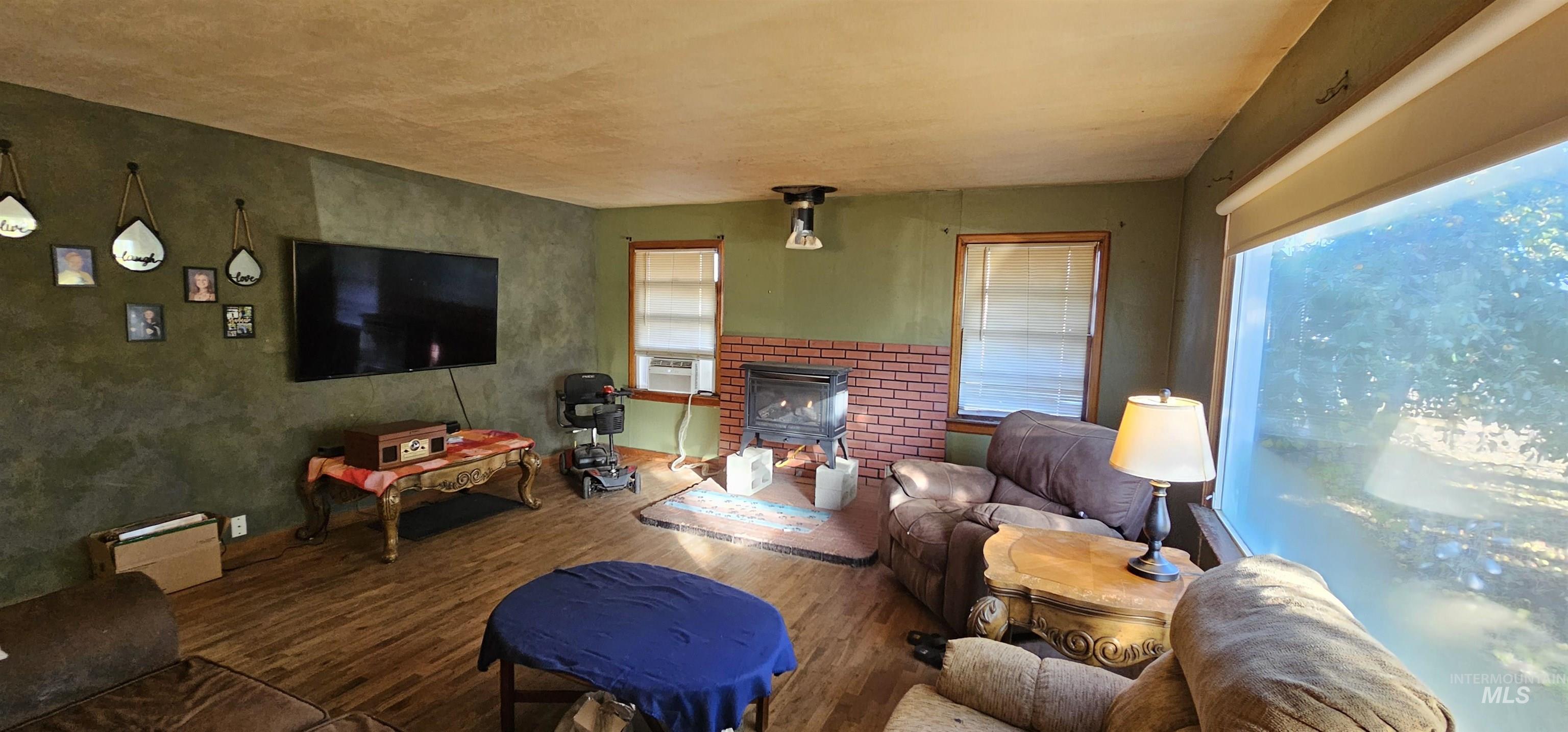 555 15th St., Vale, Oregon 97918-0000, 2 Bedrooms, 2 Bathrooms, Residential For Sale, Price $229,900,MLS 98965958