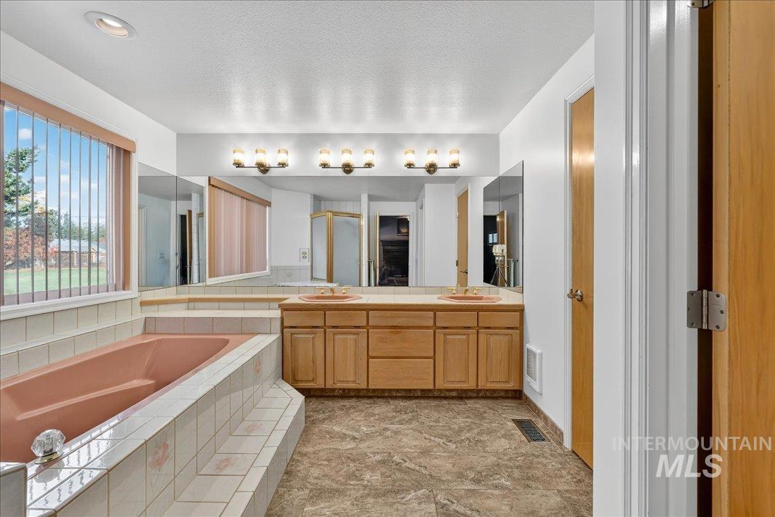 898 N Nicklaus Lane, Eagle, Idaho 83616, 4 Bedrooms, 3.5 Bathrooms, Residential For Sale, Price $699,899,MLS 98965970