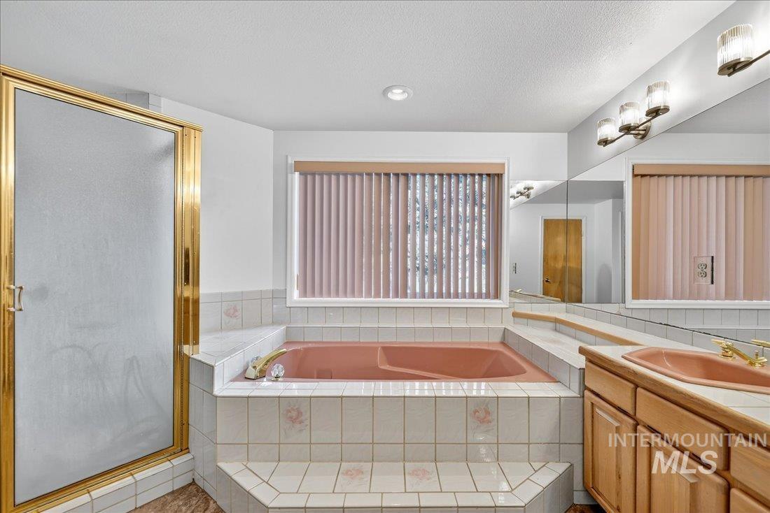 898 N Nicklaus Lane, Eagle, Idaho 83616, 4 Bedrooms, 3.5 Bathrooms, Residential For Sale, Price $699,899,MLS 98965970