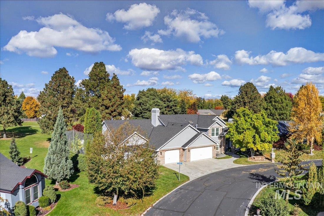 898 N Nicklaus Lane, Eagle, Idaho 83616, 4 Bedrooms, 3.5 Bathrooms, Residential For Sale, Price $699,899,MLS 98965970