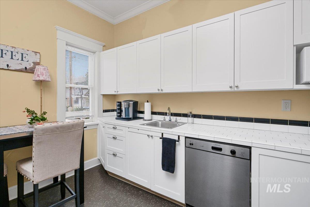 1010 W Hays St, Boise, Idaho 83702, 4 Bedrooms, 1.5 Bathrooms, Residential Income For Sale, Price $725,000, 98966053