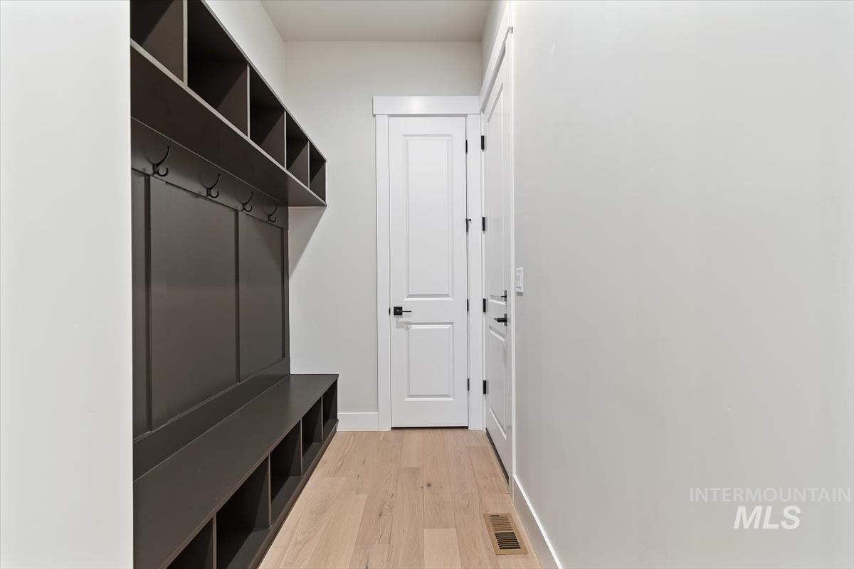 2147 E Blakehurst Ave., Kuna, Idaho 83634, 3 Bedrooms, 3 Bathrooms, Residential For Sale, Price $799,880, 98966070