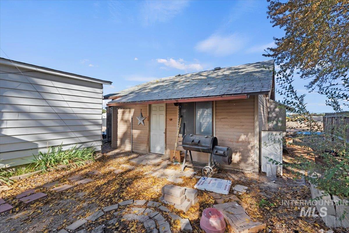 1810 E Sherman, Nampa, Idaho 83686, 3 Bedrooms, 2 Bathrooms, Residential For Sale, Price $285,000,MLS 98966087