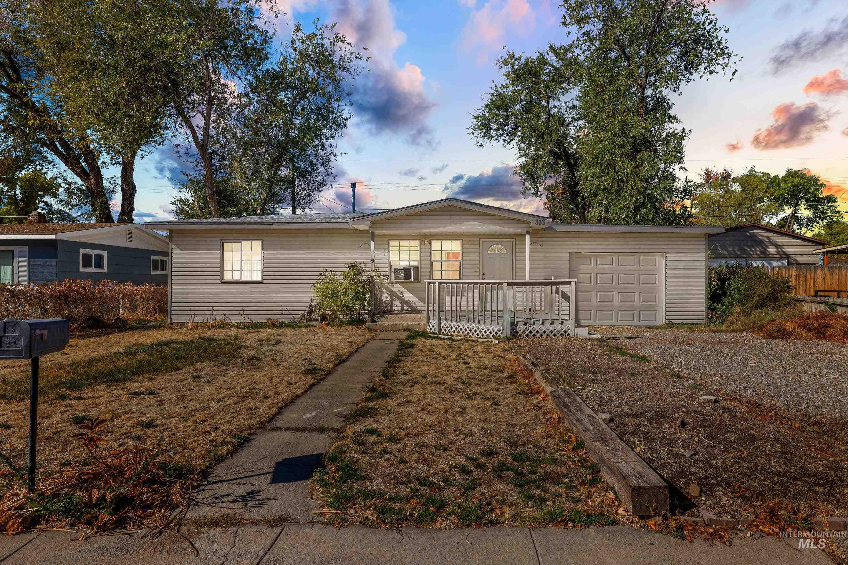 313 Baker Dr., Mountain Home, Idaho 83647, 4 Bedrooms, 1.5 Bathrooms, Residential For Sale, Price $290,000,MLS 98966141