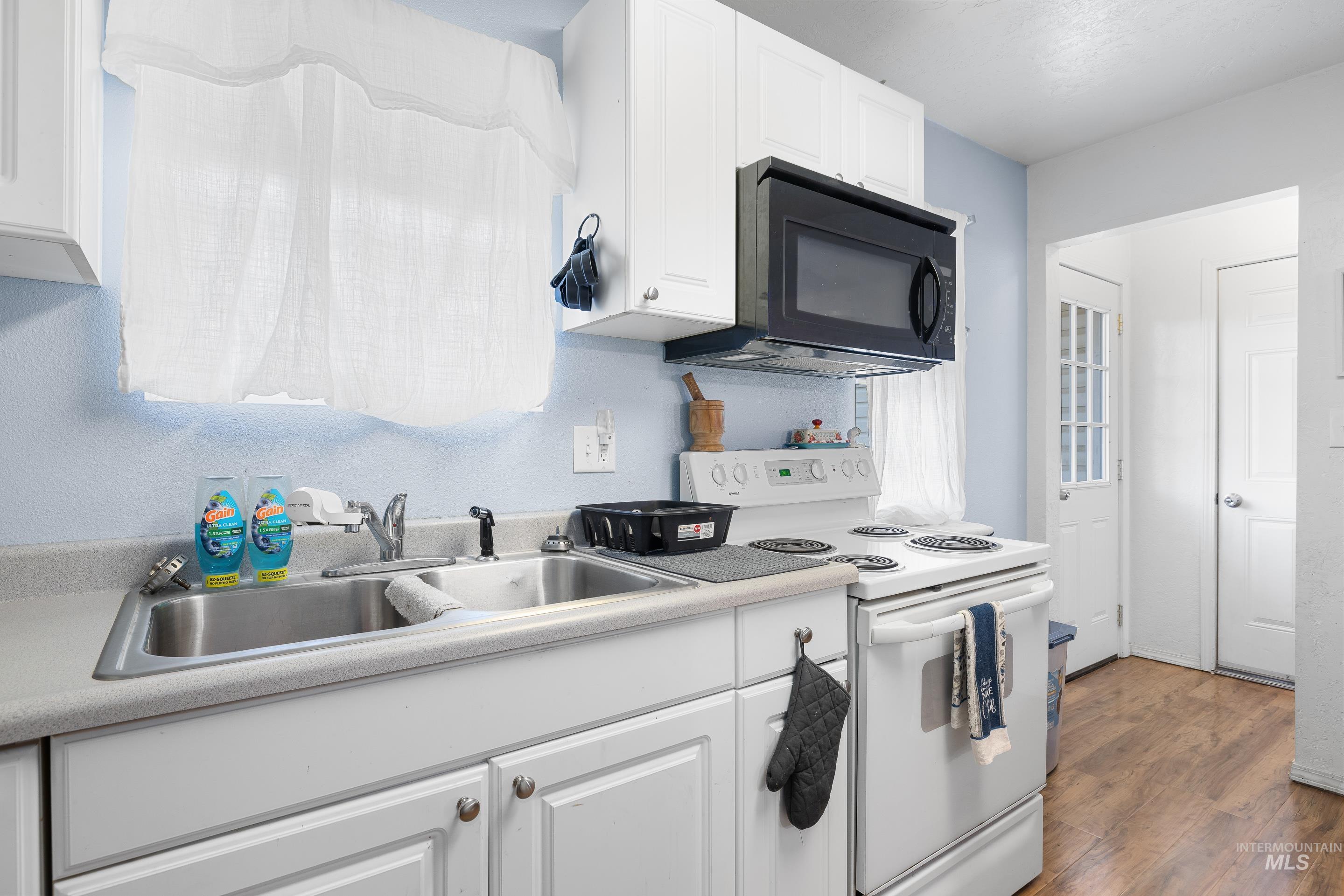 313 Baker Dr., Mountain Home, Idaho 83647, 4 Bedrooms, 1.5 Bathrooms, Residential For Sale, Price $290,000,MLS 98966141