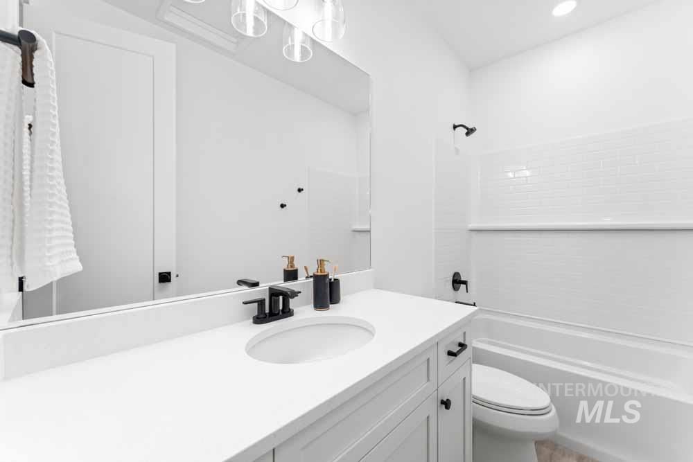 373 E Lombard Ln, Eagle, Idaho 83616, 3 Bedrooms, 2.5 Bathrooms, Residential For Sale, Price $570,000,MLS 98966188