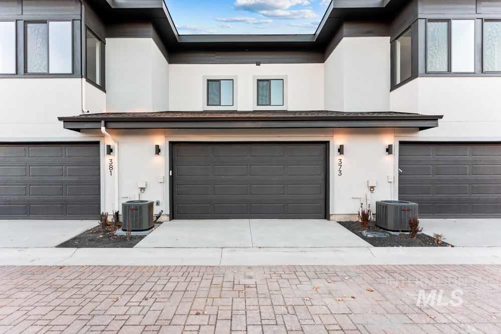 373 E Lombard Ln, Eagle, Idaho 83616, 3 Bedrooms, 2.5 Bathrooms, Residential For Sale, Price $570,000,MLS 98966188