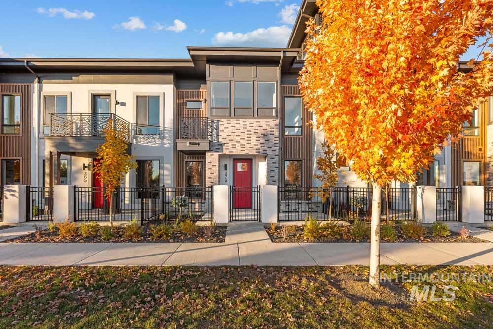 373 E Lombard Ln, Eagle, Idaho 83616, 3 Bedrooms, 2.5 Bathrooms, Residential For Sale, Price $570,000,MLS 98966188