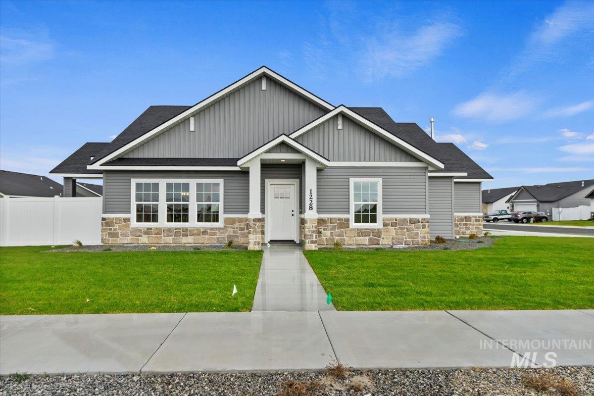 1228 Creekside Way, Twin Falls, Idaho 83301, 3 Bedrooms, 2 Bathrooms, Residential For Sale, Price $432,900,MLS 98966189