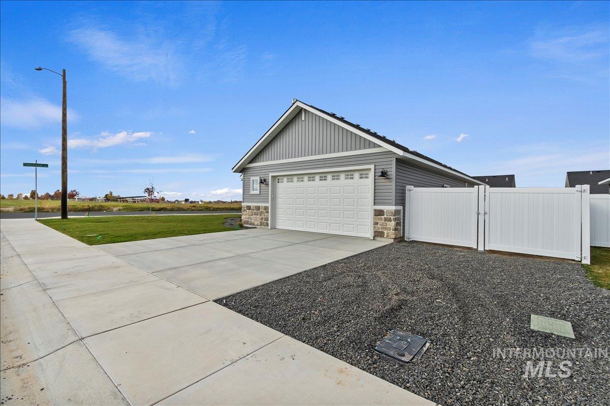 1228 Creekside Way, Twin Falls, Idaho 83301, 3 Bedrooms, 2 Bathrooms, Residential For Sale, Price $432,900,MLS 98966189