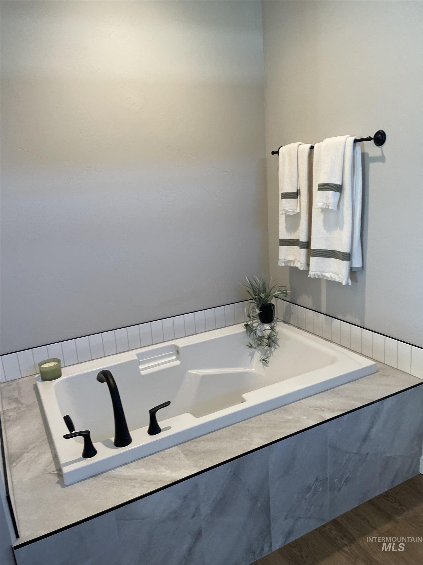 1196 Creekside Way, Twin Falls, Idaho 83301, 3 Bedrooms, 2 Bathrooms, Residential For Sale, Price $438,900,MLS 98966208