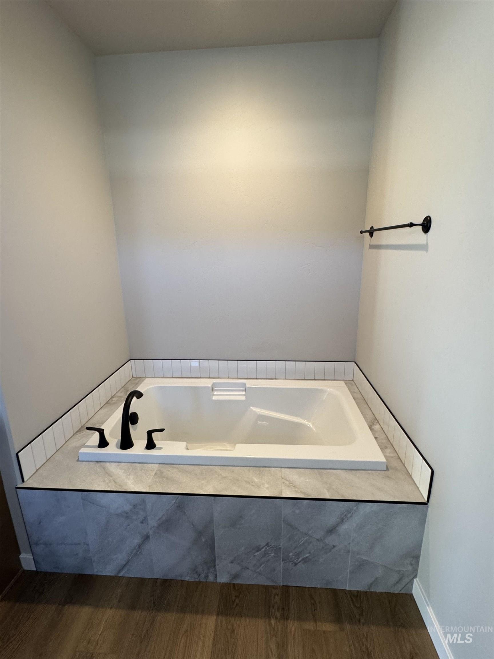 1196 Creekside Way, Twin Falls, Idaho 83301, 3 Bedrooms, 2 Bathrooms, Residential For Sale, Price $438,900,MLS 98966208