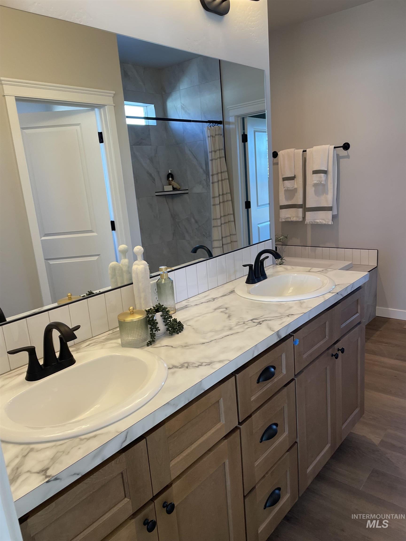 1196 Creekside Way, Twin Falls, Idaho 83301, 3 Bedrooms, 2 Bathrooms, Residential For Sale, Price $438,900,MLS 98966208