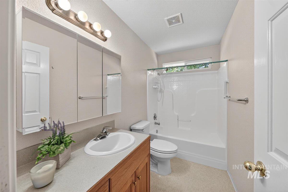 1623 Thorn Creek Ct, Nampa, Idaho 83686, 4 Bedrooms, 2 Bathrooms, Residential For Sale, Price $425,000,MLS 98966298