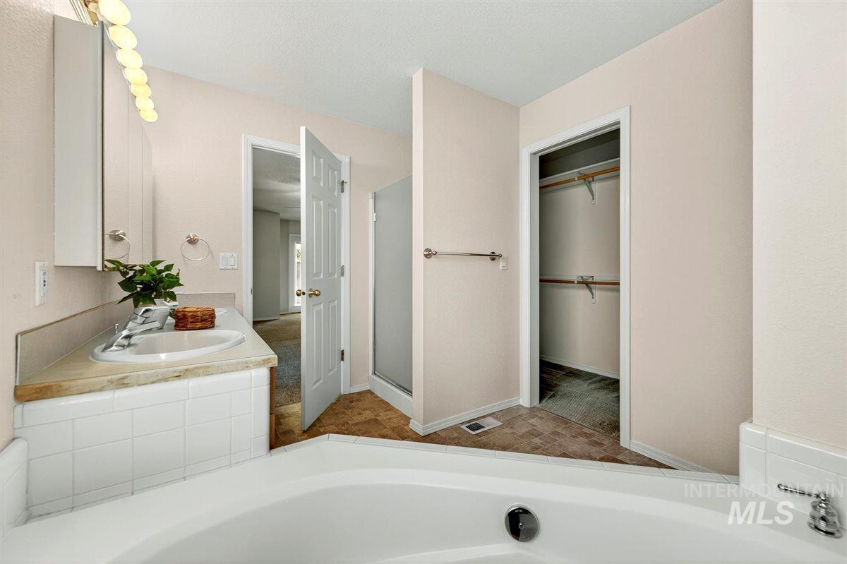 1623 Thorn Creek Ct, Nampa, Idaho 83686, 4 Bedrooms, 2 Bathrooms, Residential For Sale, Price $425,000,MLS 98966298