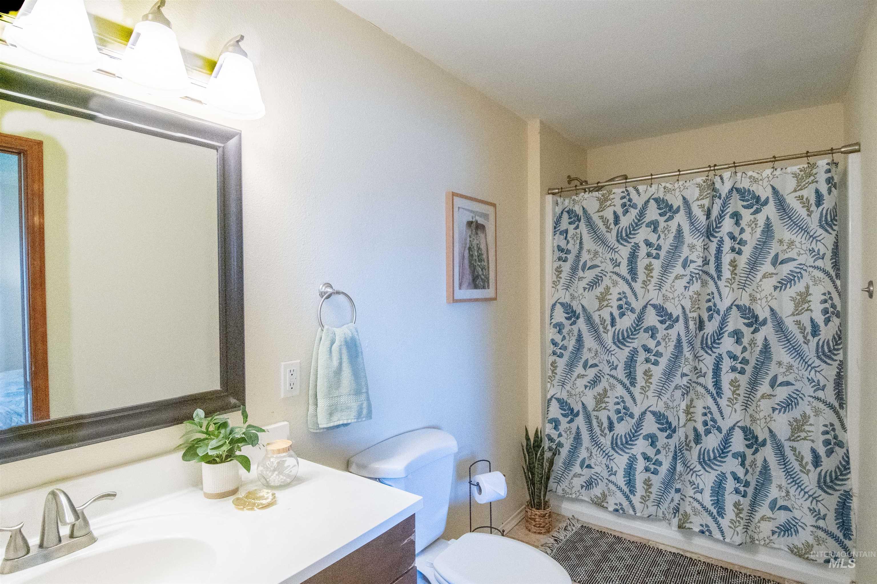 680 E 12th N, Mountain Home, Idaho 83647-6368, 3 Bedrooms, 2 Bathrooms, Residential For Sale, Price $315,000,MLS 98966312