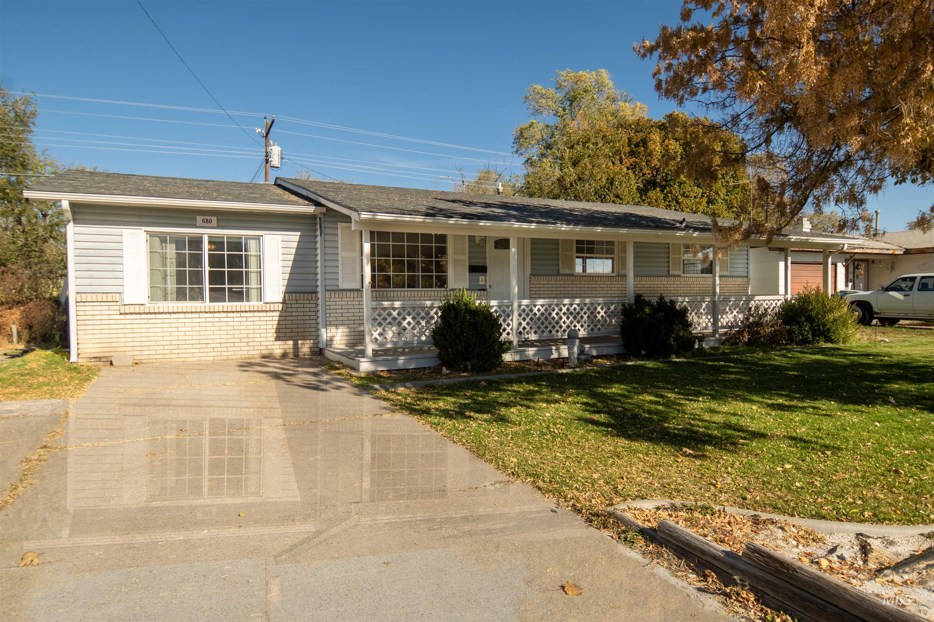 680 E 12th N, Mountain Home, Idaho 83647-6368, 3 Bedrooms, 2 Bathrooms, Residential For Sale, Price $315,000,MLS 98966312