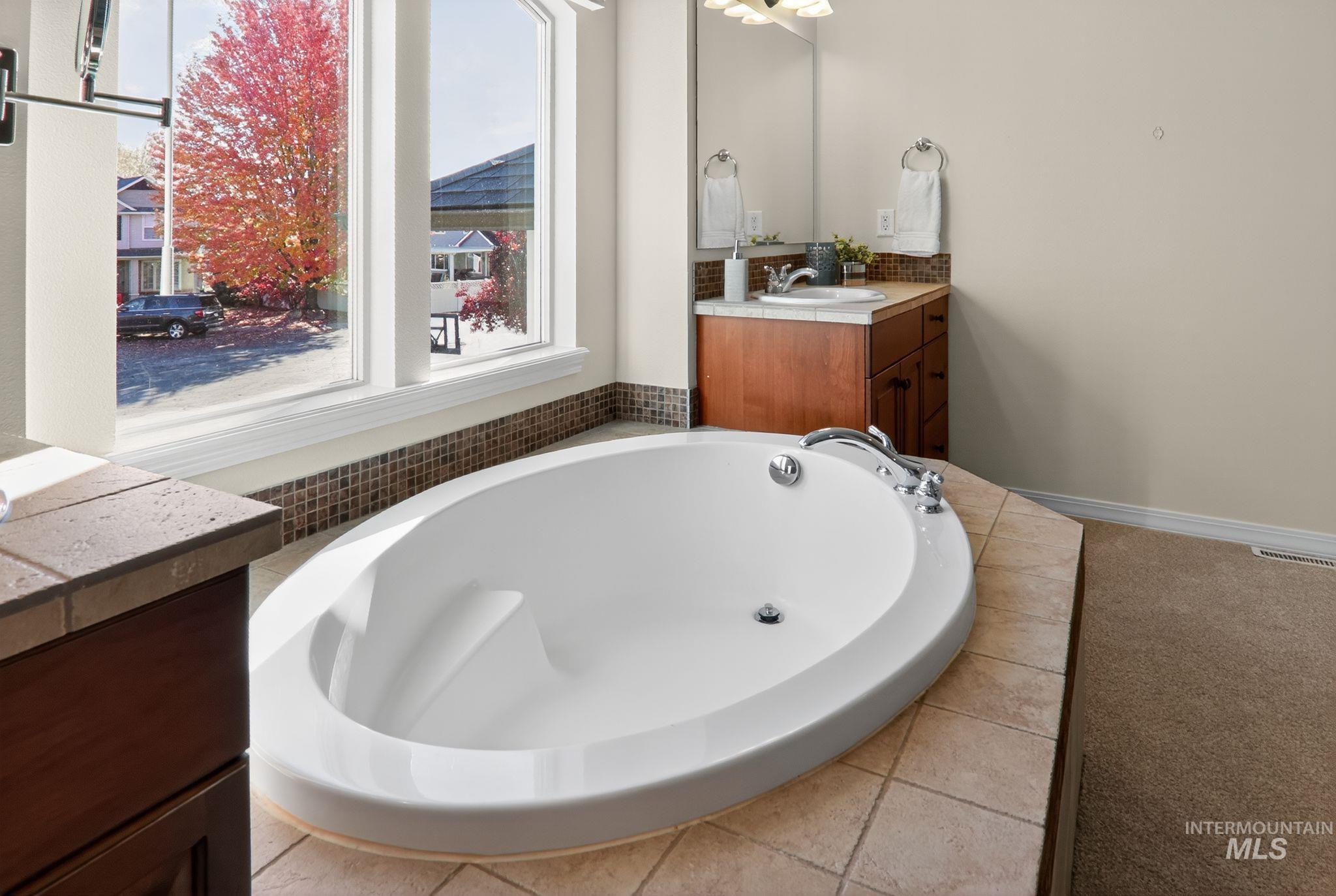 4003 N Breeze Creek Place, Meridian, Idaho 83646, 5 Bedrooms, 3 Bathrooms, Residential For Sale, Price $639,000,MLS 98966354