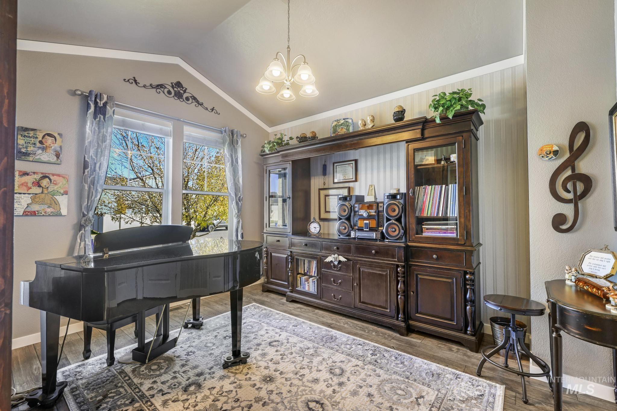 1999 Moose St., Twin Falls, Idaho 83301, 4 Bedrooms, 2 Bathrooms, Residential For Sale, Price $565,000,MLS 98966359